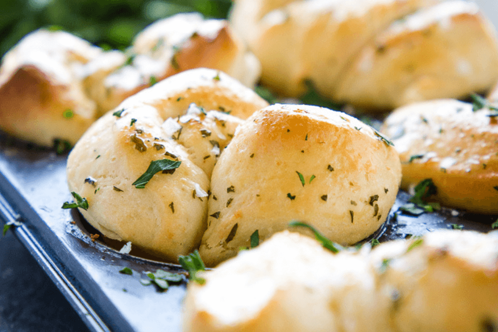 Easy Homemade Garlic Butter Dinner Rolls Recipe